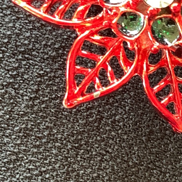 Red poinsettia pin - Picture 6 of 6